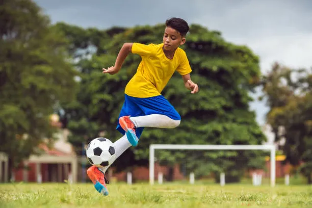 4260 menino jogando bola