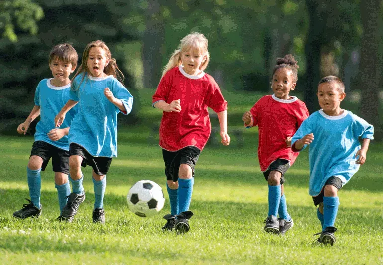 criancas jogando futebol