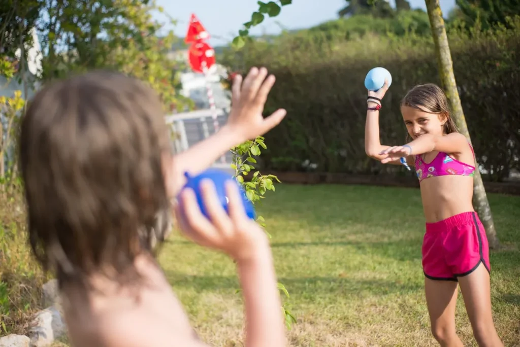 Criancas brincando de balão de água