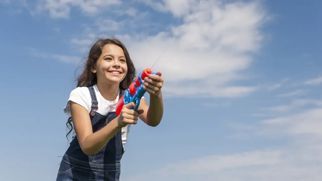 8300 menina brincando com pistola de agua