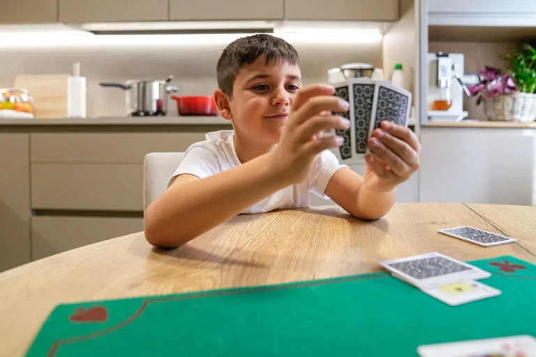 crianca brincando de jogos de cartas