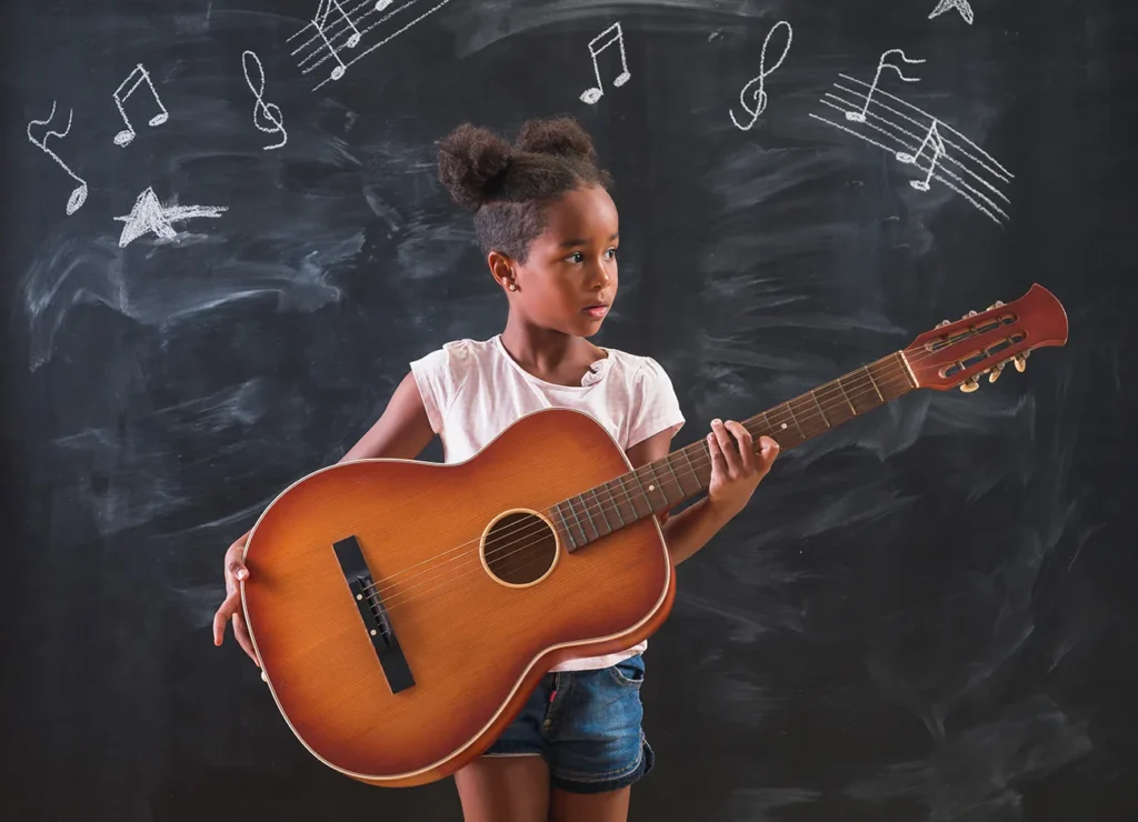 menina aprendendo a tocar violão