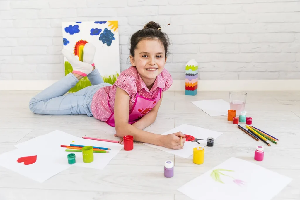 menina pintando no chão