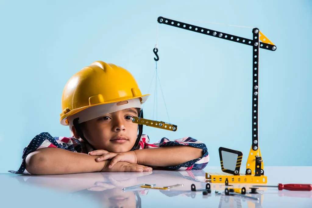 menino observando brinquedo de construção