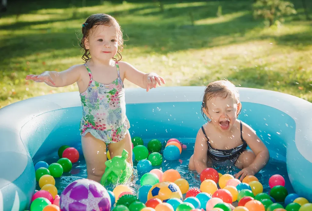 meninas brincando em uma piscina com bolinhas