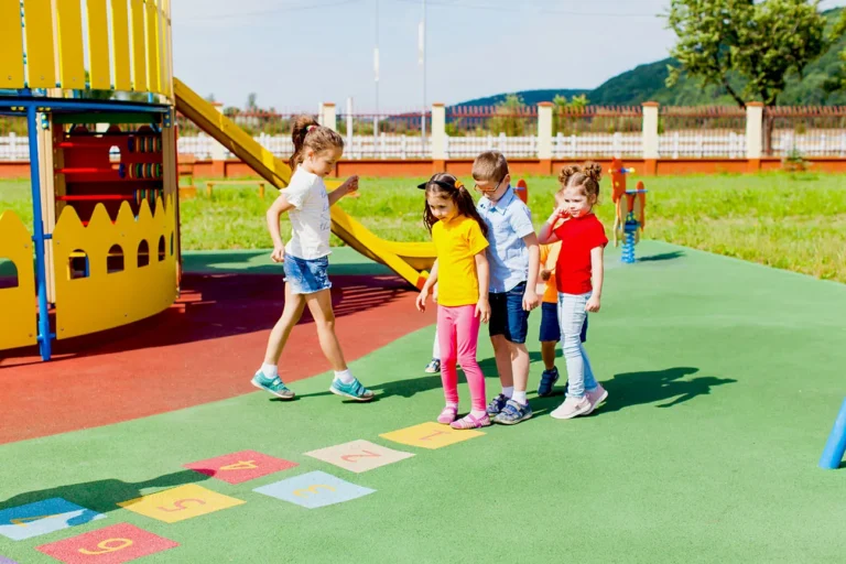 criancas brincando de amarelinha