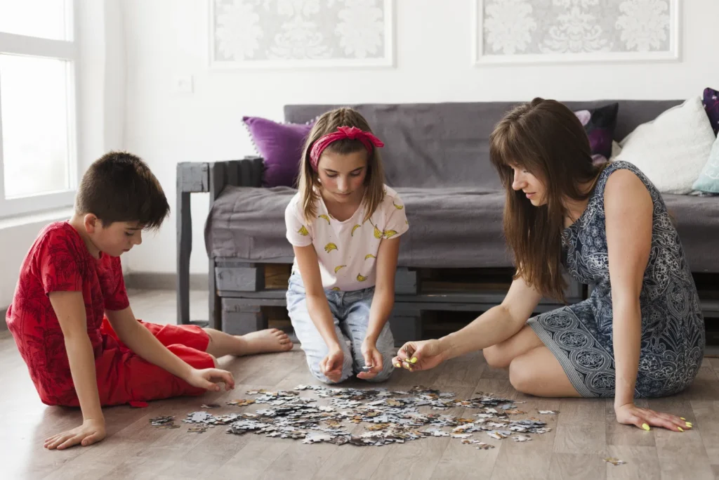 mãe brincando com quebra-cabeça junto com os filhos