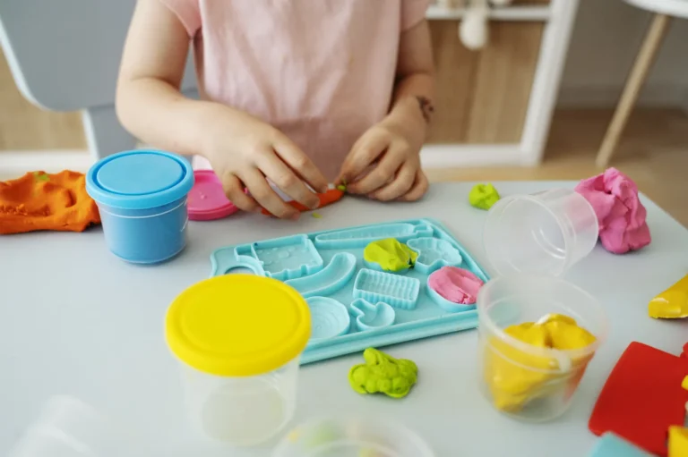 menina brincando com massinha