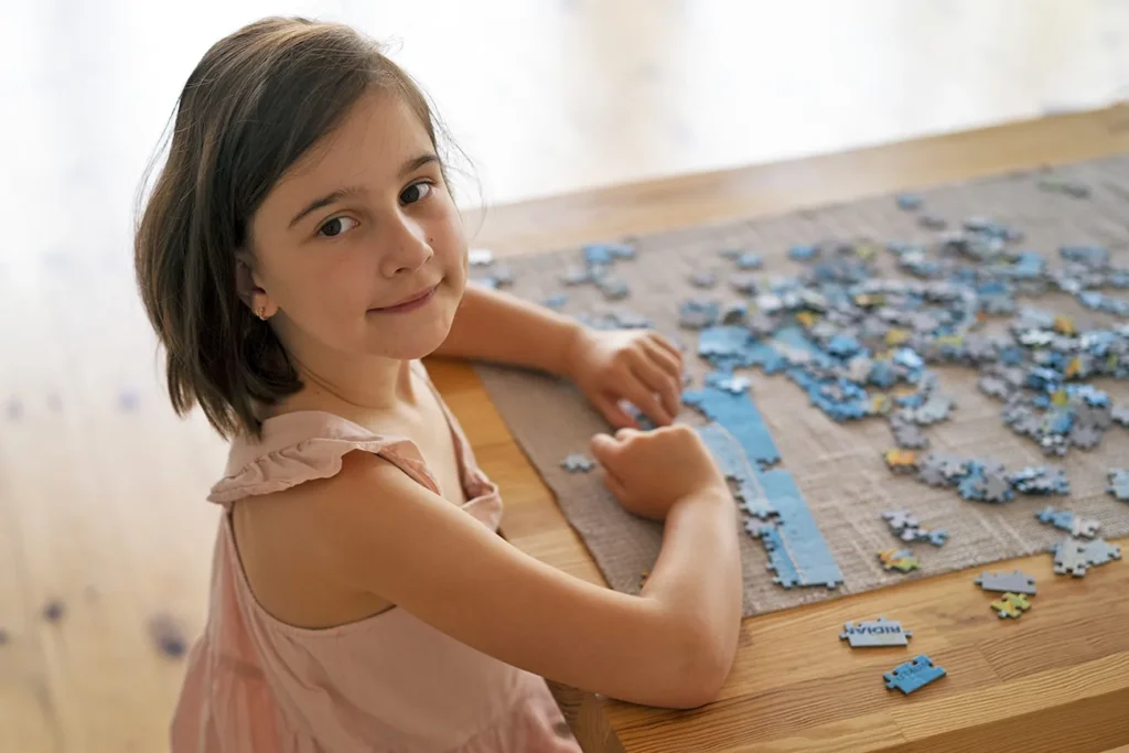 menina brincando com quebra-cabeça