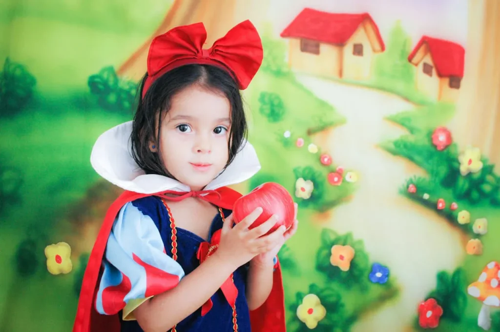 Menina fantasiada de Branca de Neve