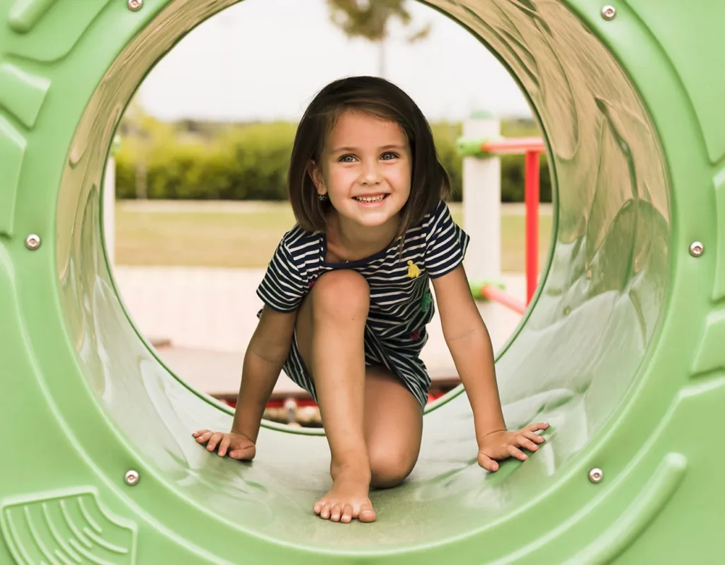 menina de 8 anos brincando no parque