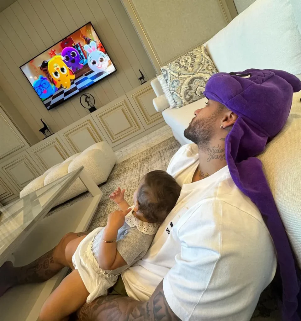 neymar assistindo desenho infantil com a filha