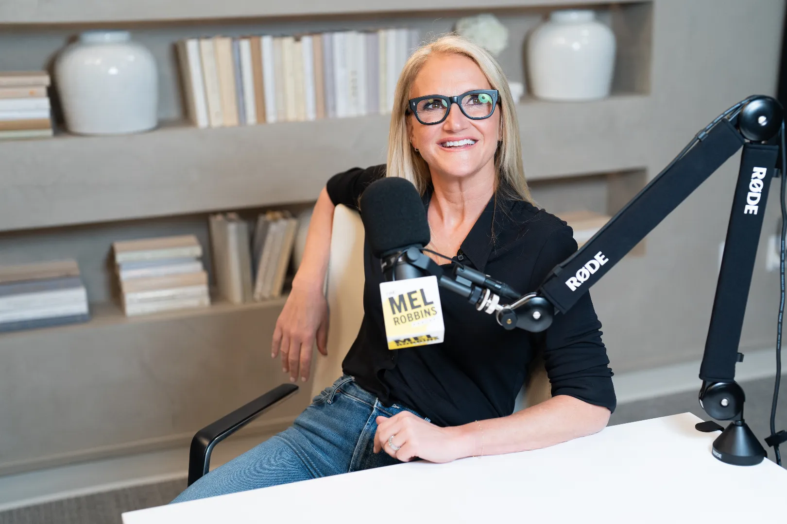 Mel Robbins Estende Data de Turnê Como Seu Podcast Supera 200 Milhões de Baixadas e Chega ao Top 1 na Apple