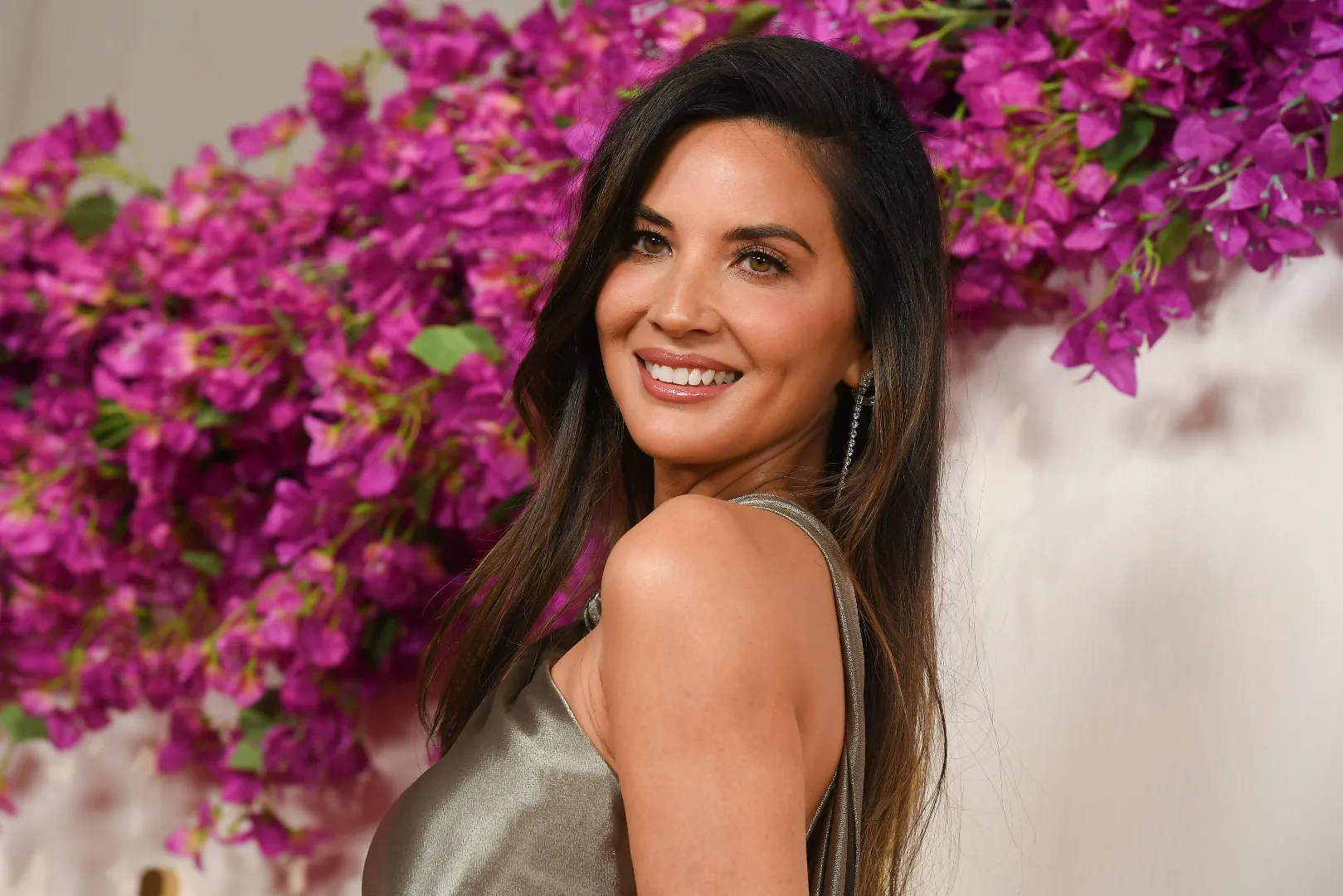 Ativista Olivia Munn recusa oferta de sete dígitos para assinar termo de confidencialidade após incidente traumático no set