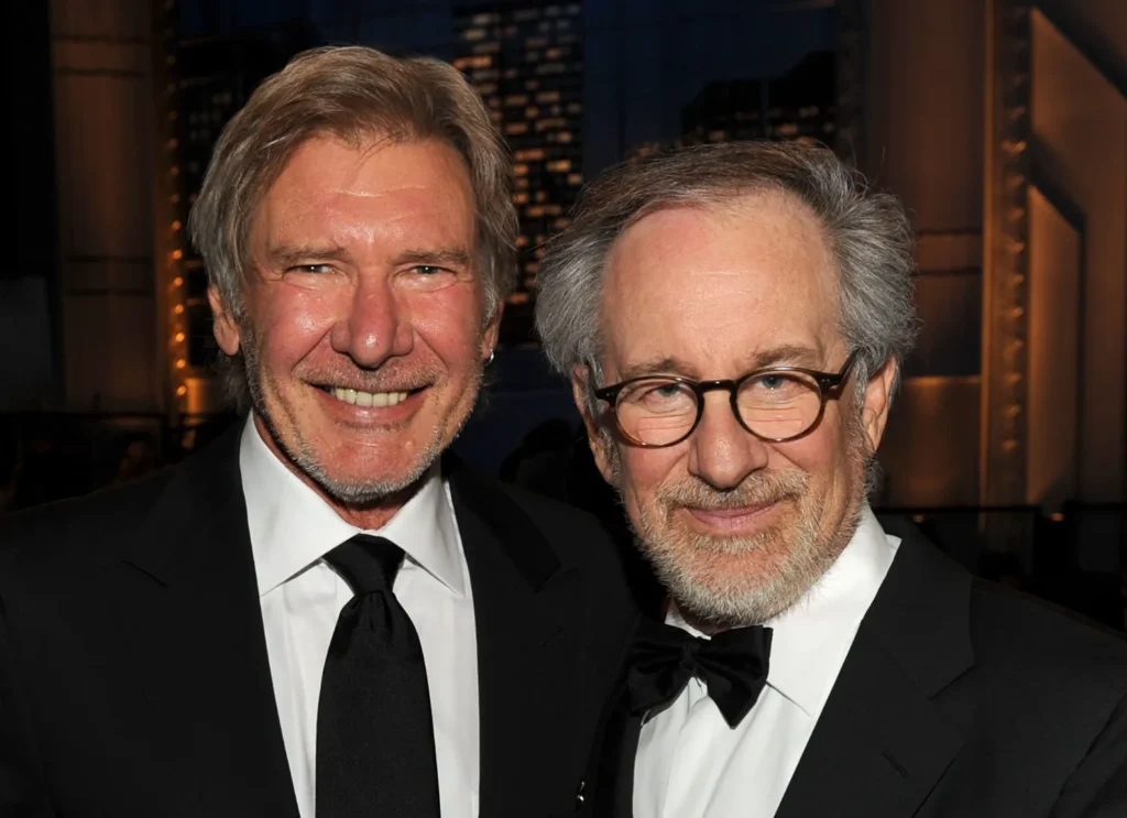 Steven Spielberg Enganou Harrison Ford no Set com 300 Cópias do Livro Sobre a Vida de Ford que Ele Detestava