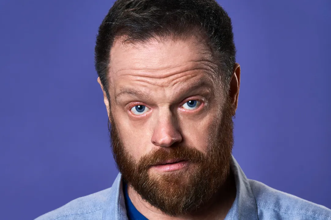 Alex Hooper Apresenta Especial de Stand-Up Sobre Sua Jornada com Câncer: "Prepare-se"