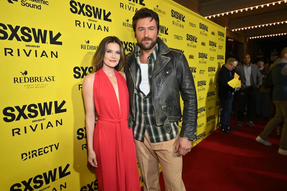 Meghann Fahy e Brandon Sklenar Discutem Stunt de Equitação Após Thriller da Blumhouse Impresionar no SXSW