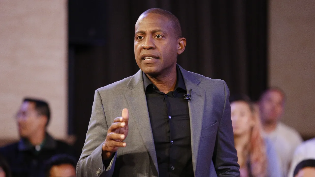 Carlos Watson Tem Condenação Por Fraude à Ozy Comutada por Trump