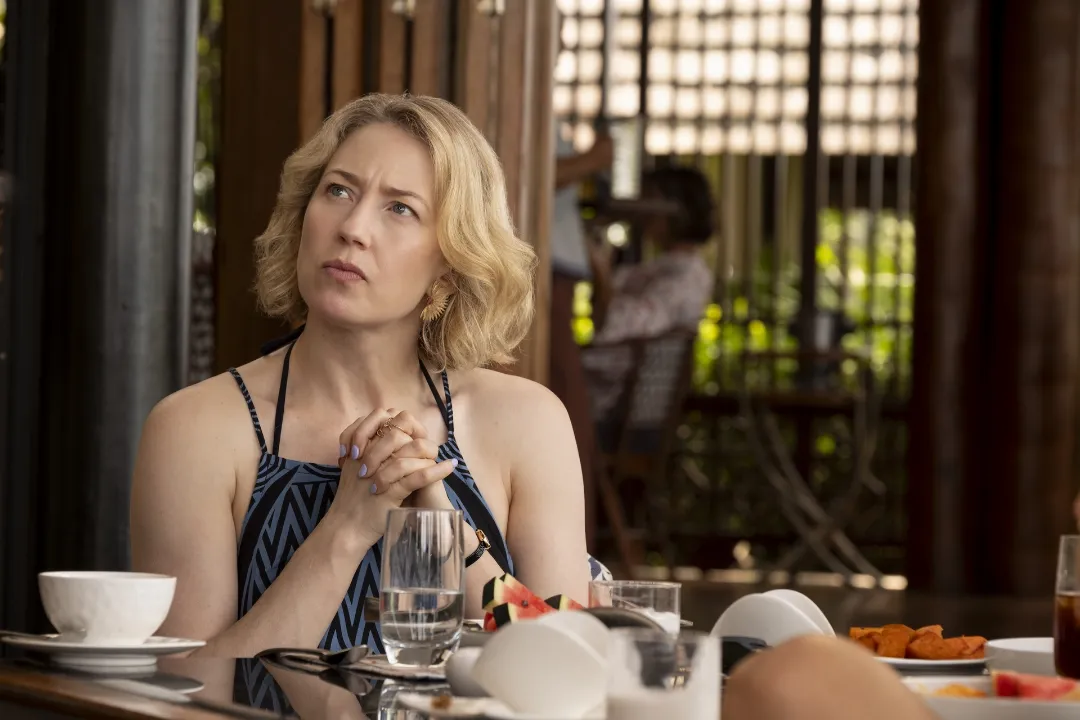 Carrie Coon Revela Que Personagem Em "The White Lotus" Tinha Filho Não-Binário, Mas Cena Foi Cortada Após Eleição De Trump
