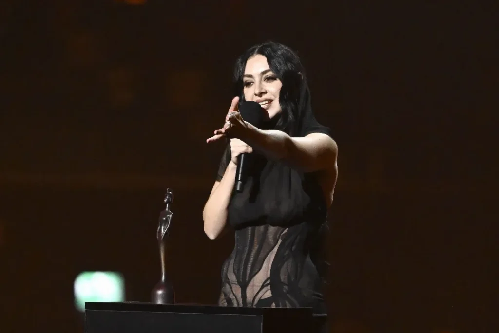 Charli XCX Transforma BRIT Awards em Cerimônia de Celebridades Indisciplinadas