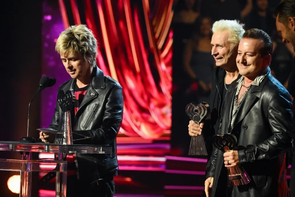 Green Day Lembra Diálogo de "Boogie Nights" em Discurso nos iHeartRadio Music Awards