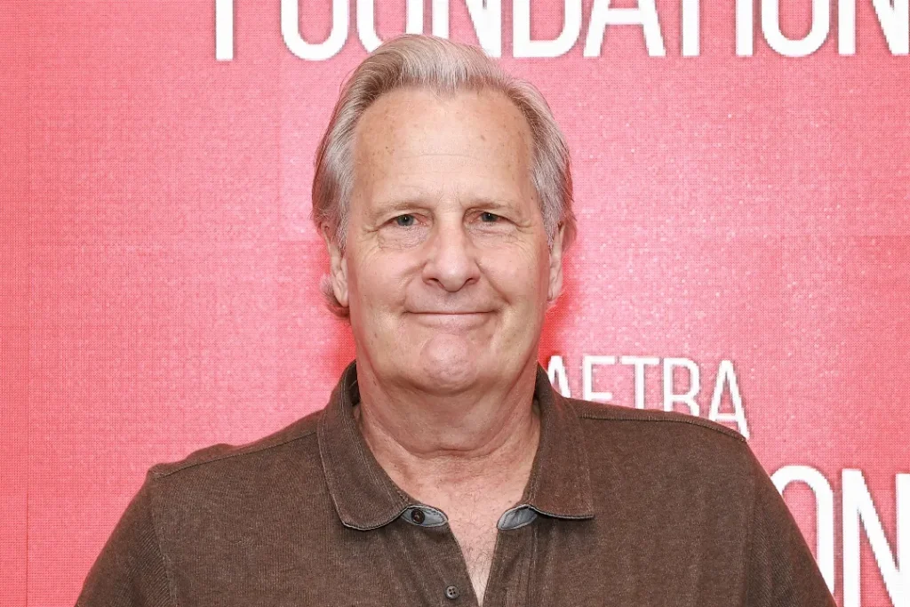 Jeff Daniels Assume Papel de Pai de Jason Segel na 3ª Temporada de "Shrinking"