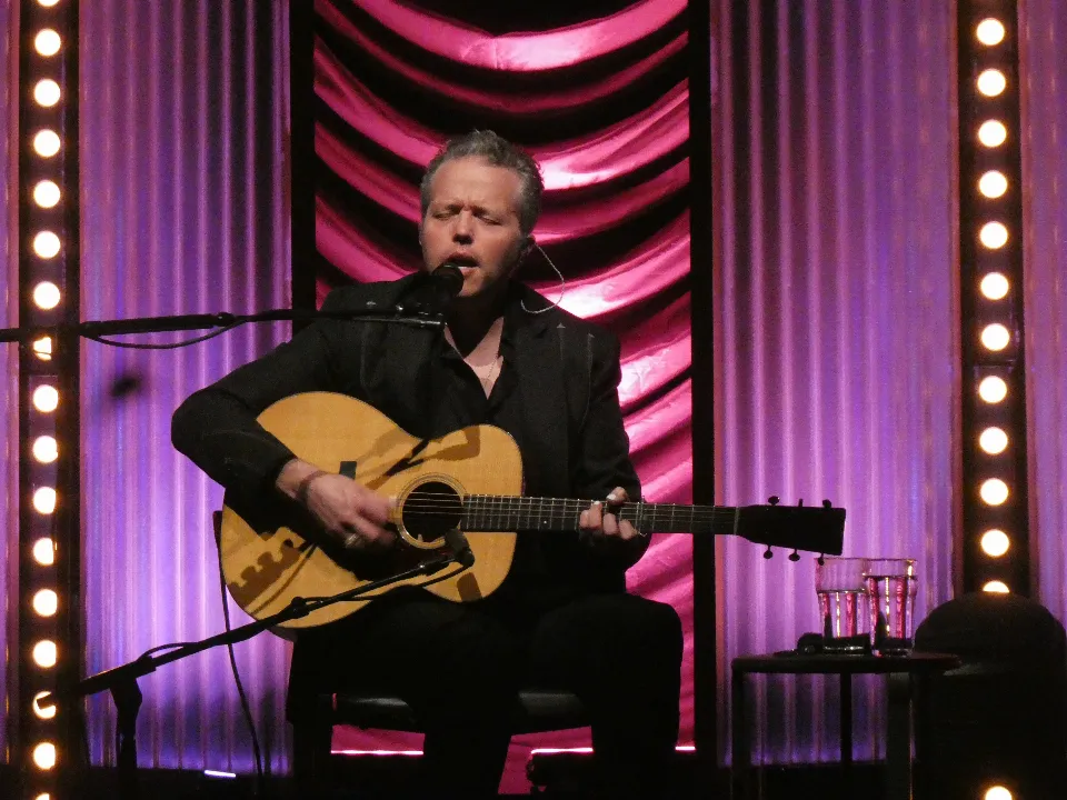 Jason Isbell: Sócio Isolado em Turnê Acústica Brilhante