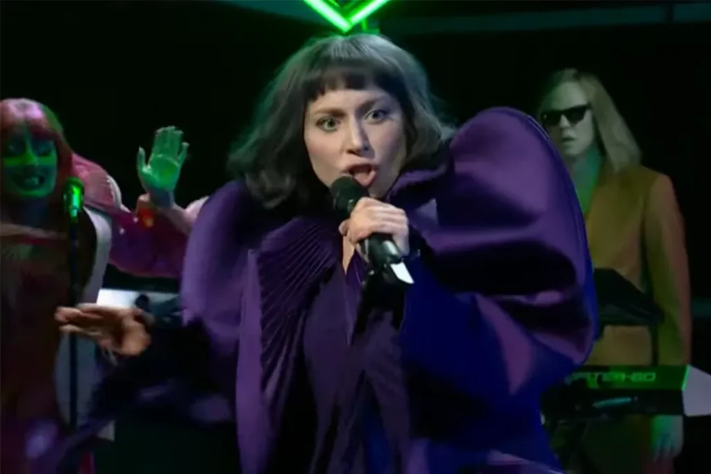 Lady Gaga Arrasa no Palco do SNL com Novas Canções de Mayhem