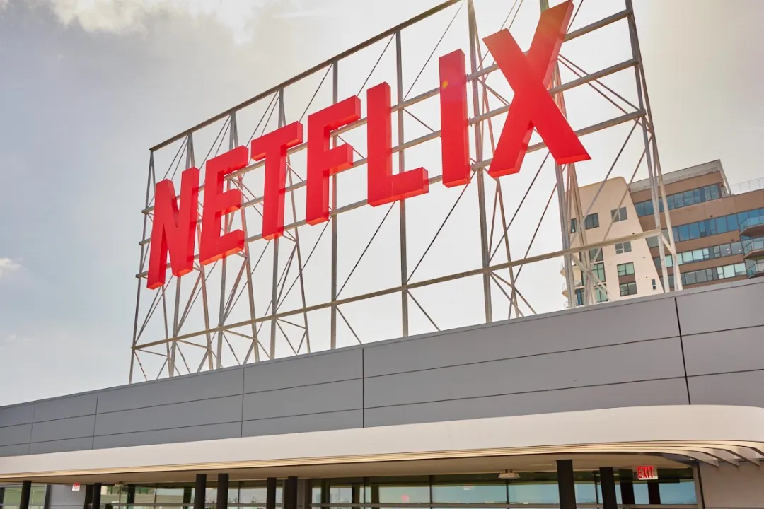Analista Aponta Crescimento da Netflix com Aumento de Preços e Receita Publicitária nos EUA