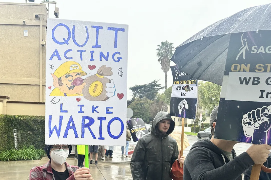 Atuadores de Jogos Eletrônicos da SAG-AFTRA Continuam a Greve em Frente à WB Games