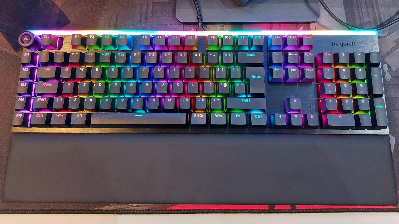 Conheça o Light Mount: O Teclado Mecânico Silencioso da Be Quiet com Amortecimento Avançado e Iluminação RGB