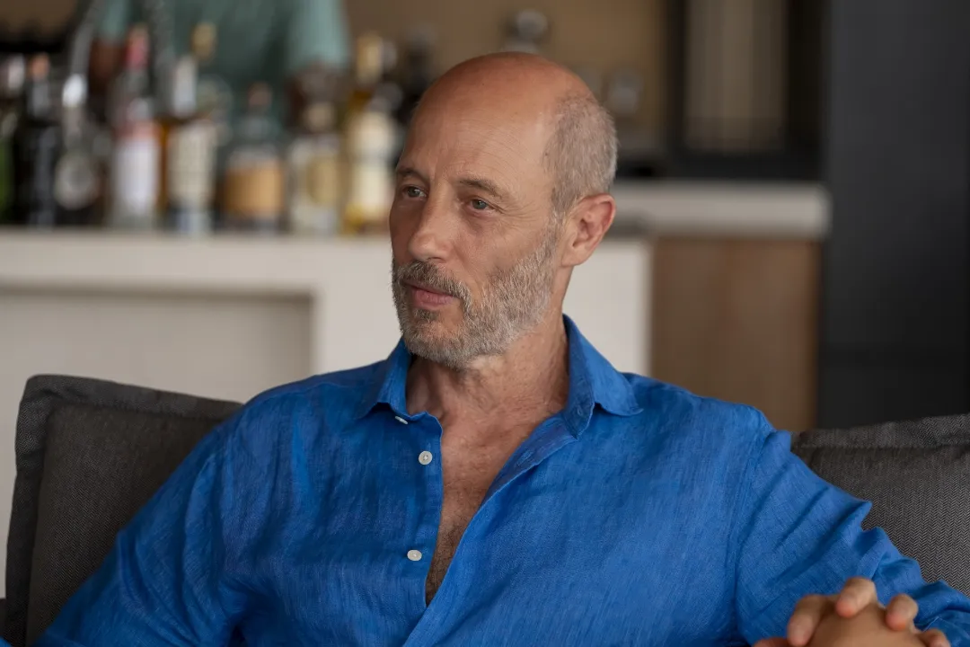 Jon Gries Fala Sobre as Fantasias Sexuais de Greg e o Final da Temporada 3 de "White Lotus"