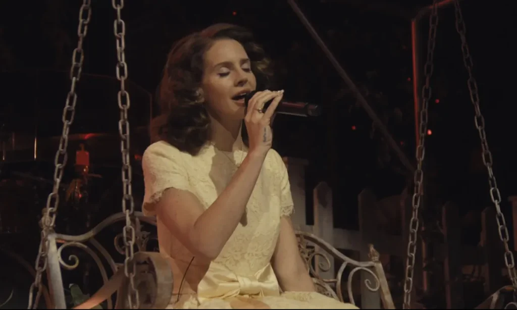 Lana Del Rey Celebra Liberdade em Show de Stagecoach: Beijos com Morgan Wallen e Tributo a Tammy Wynette e John Denver