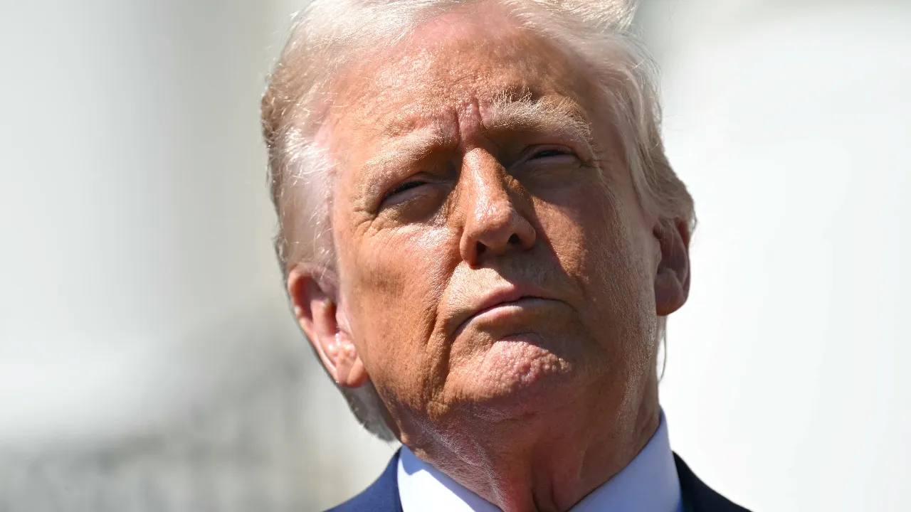 Trump Eleva Tarifas sobre a China para 125% e Concede Pausa de 90 Dias para Outros Países com Redução Tarifária