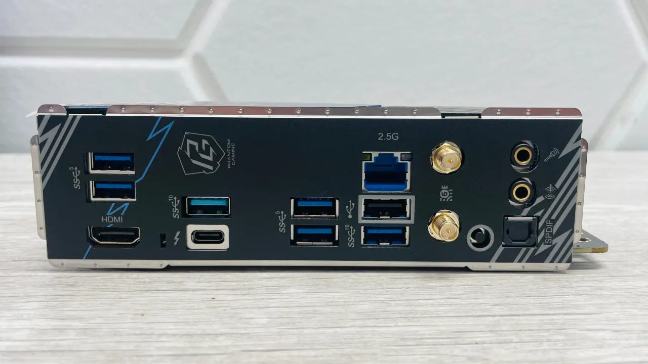 USB 2.0 Completa 25 Anos: A Evolução do Conector Universal Que se Recusa a Desaparecer