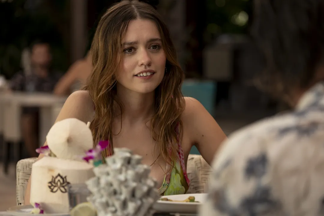 A Estrela de "A Lótus Branca" Aimee Lou Wood Critica Paródia de "SNL" Como Cruel e Sem Graça