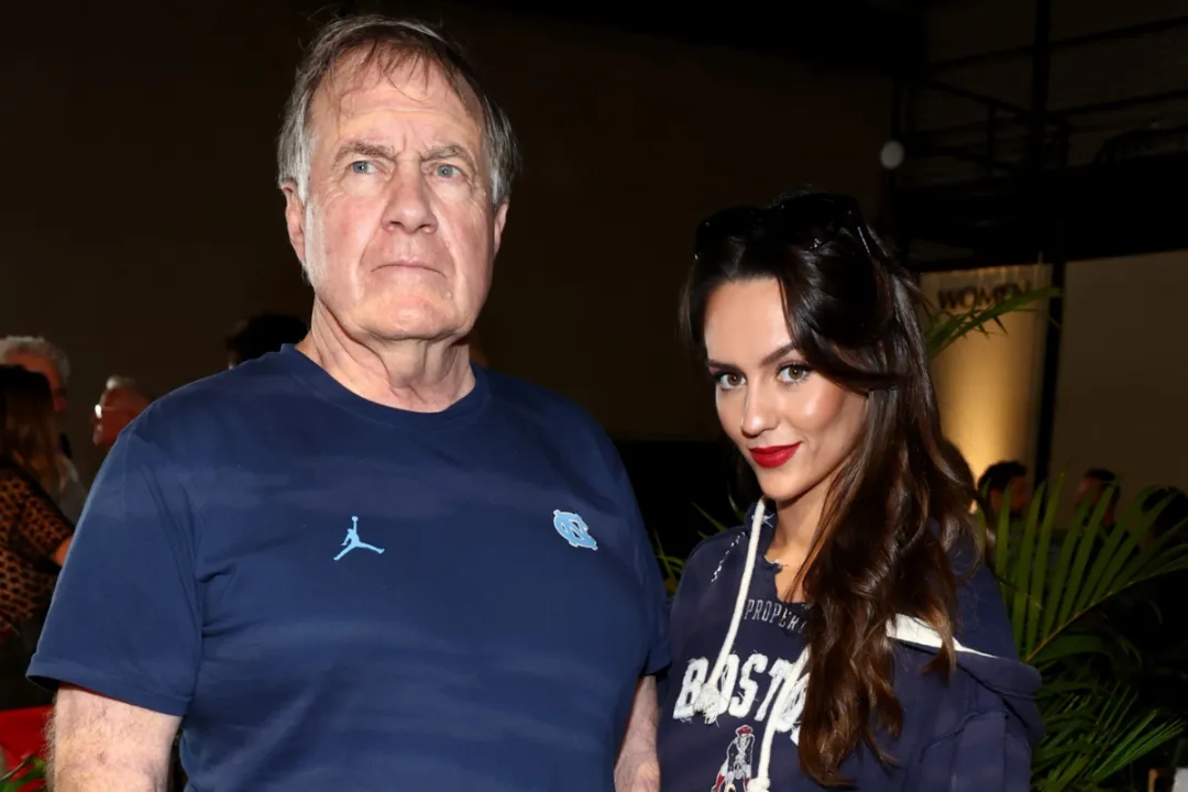 Bill Belichick: Entrevista na CBS Interrompida por Namorada Jordan Hudson sobre Relacionamento