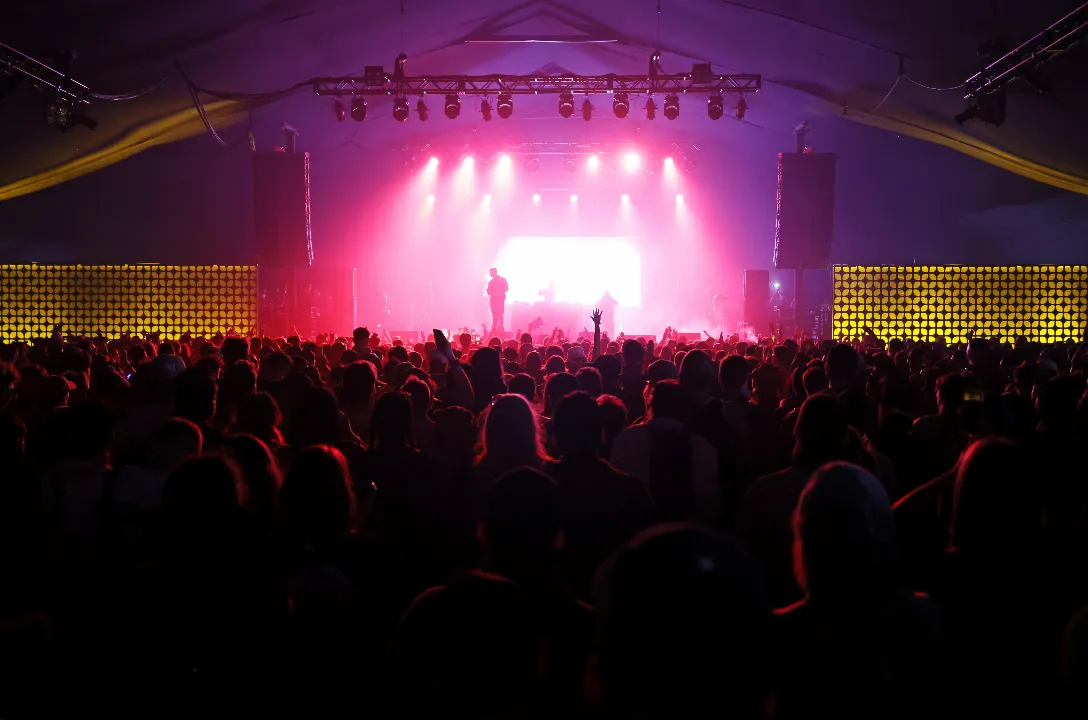 Kneecap, Grupo de Rap Irlandês, Apoia Palestina e Critica Israel no Coachella.
