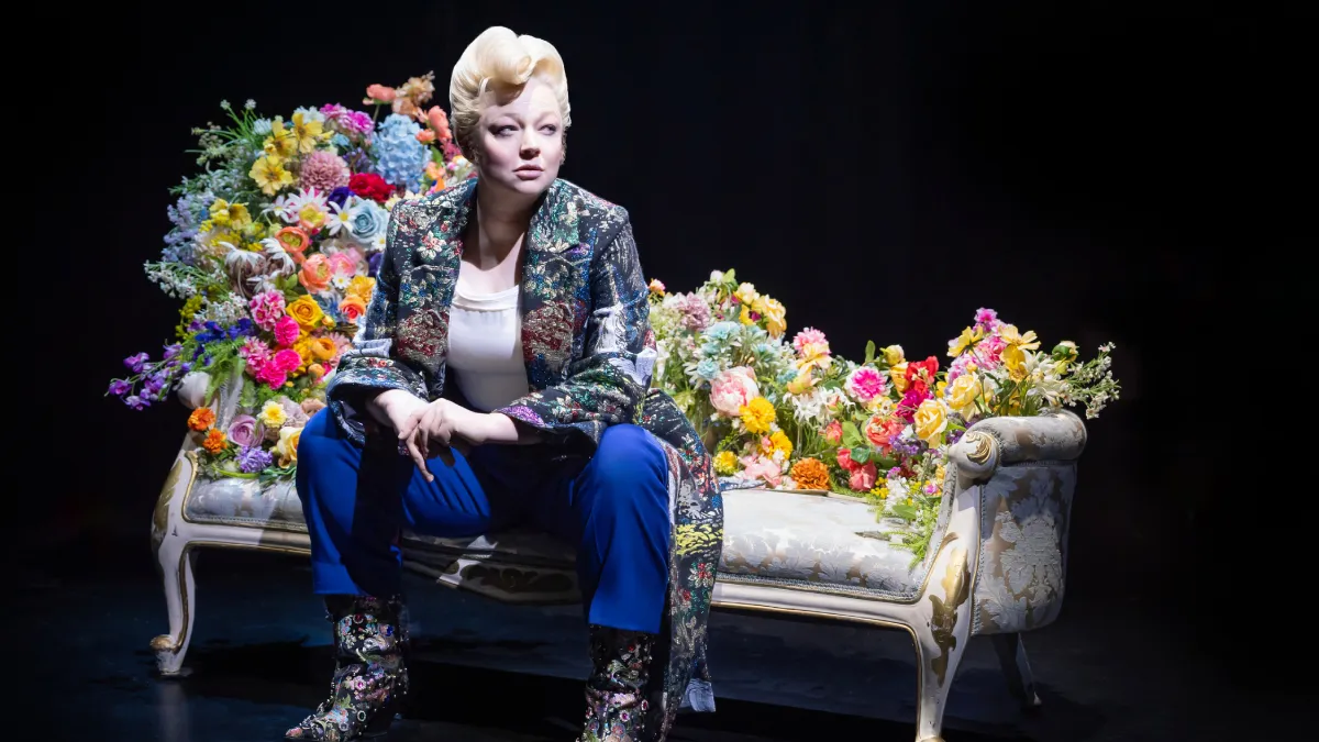Sarah Snook Transforma-se em 26 Personagens pelo Designer de "A Imagem de Dorian Gray"