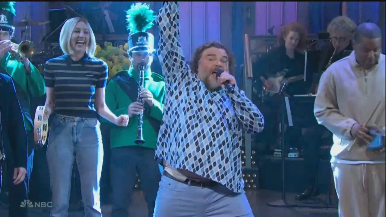 Jack Black Faz Voltas e Canta Sobre Retorno ao "SNL" na Abertura Monológica