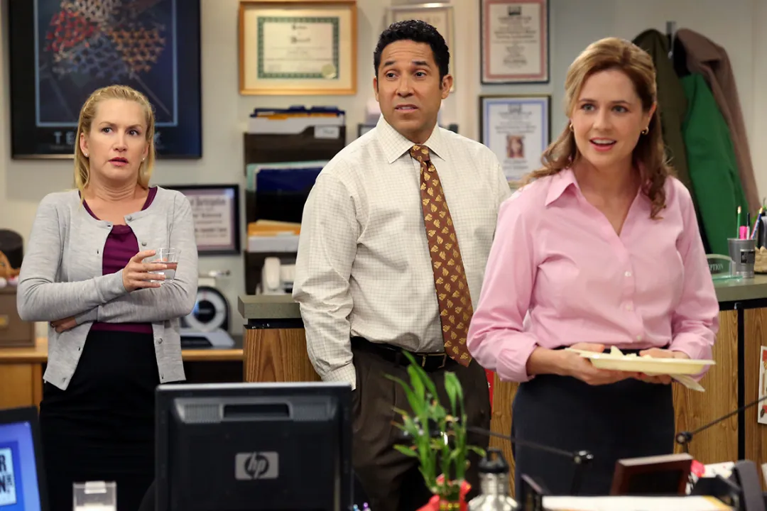 Angelina Kinsey e Jenna Fischer Visitam Set da Nova Série "The Office" com Presença Surpresa de Oscar e Equipe