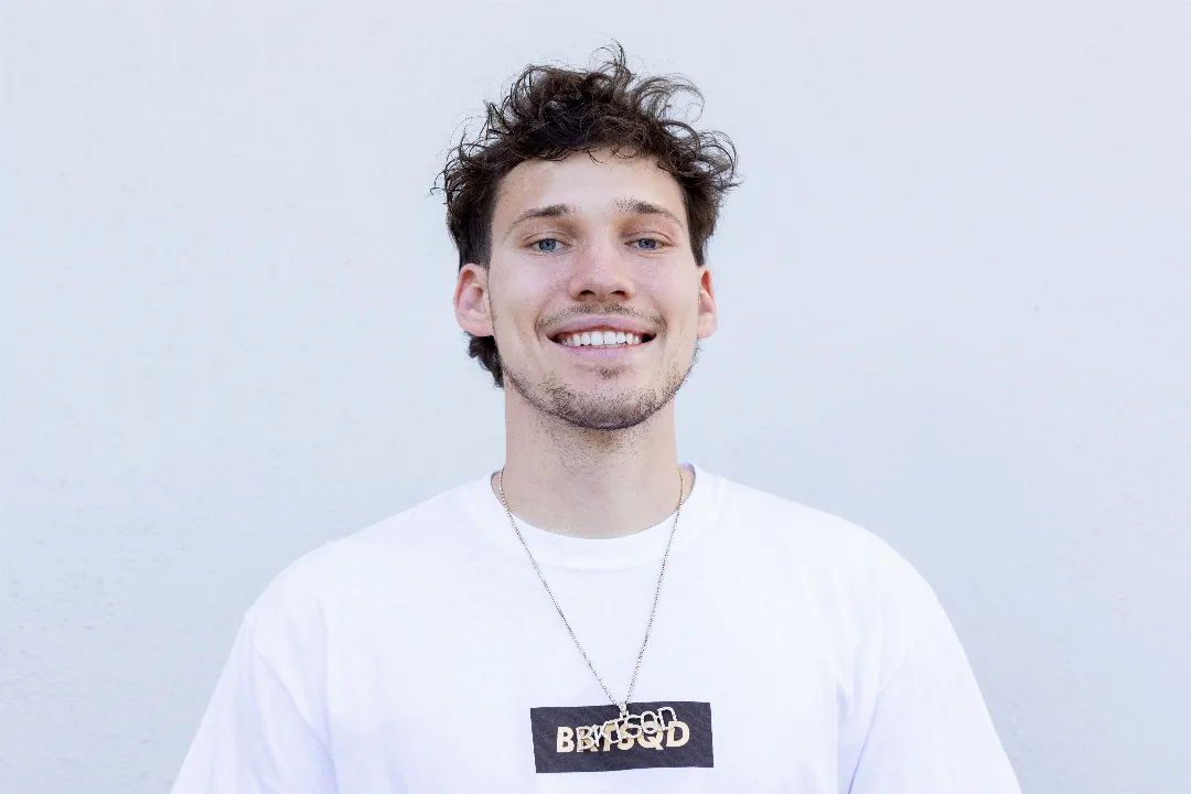 Jesser, Estrela do YouTube, Assina com CAA