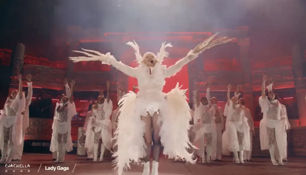 Lady Gaga Supera-se em Coachella Bizarro e Envolvente
