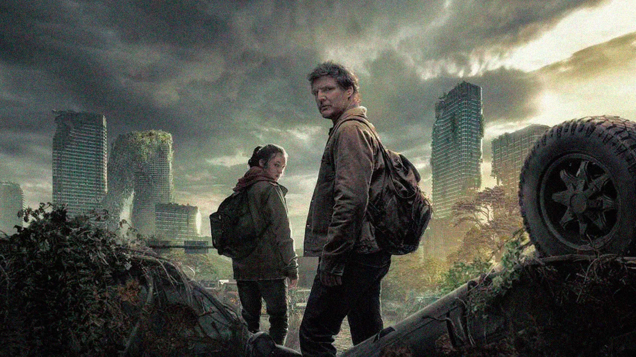 Joel (Pedro Pascal) e Ellie (Bella Ramsey) em cena tensa de The Last of Us 2ª temporada, com cenário pós-apocalíptico.