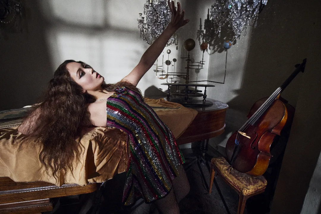 Laufey Lança Single e Videoclipe "Silver Lining" Inaugurando Nova Era Discográfica