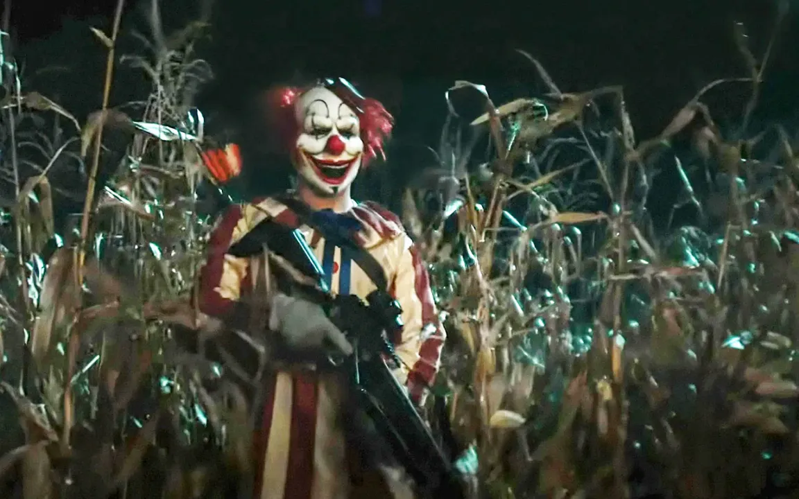 O Terror de "Circo no Campo de Milho" Explora a Fome Econômica com Giro Inesperado Desde "Casa no Bosque"