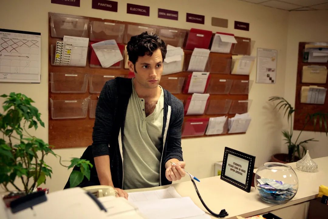Penn Badgley Confessa Desafio de Não Se Confundir com Personagem em Gossip Girl