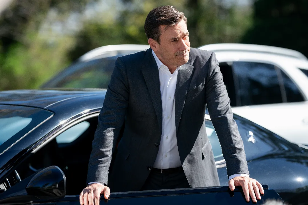 Jon Hamm Transforma Milionário-Broke em Personagem Relativo: "É Como Robin Hood, Quase"