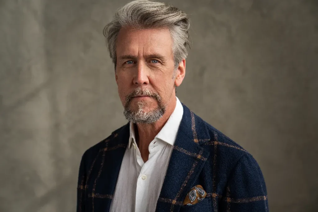 Alan Ruck, Estrela de "Succession", Se Junta ao Thriller de Horror "Retiro Corporativo"