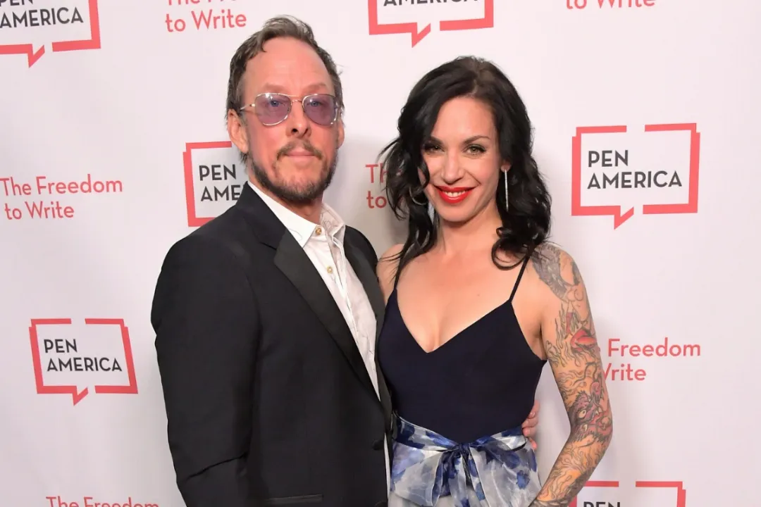Baterista do Weezer, Scott Shriner, Perde a Esposa em Apreensão Policial Após Acusação de Tentativa de Homicídio